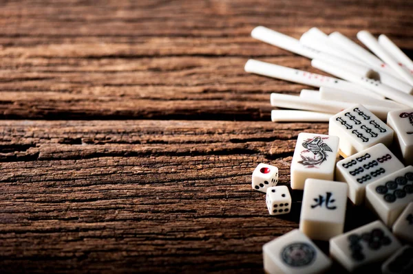 o mahjong na mesa antigo jogo de tabuleiro asiático close-up