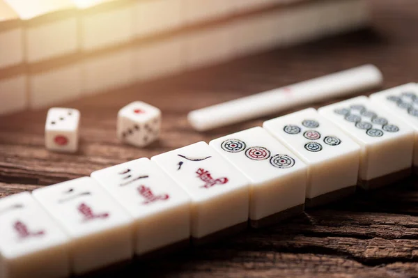 Jugando Mahjong Mesa Madera Mahjong Antiguo Tablero Asiático Juego — Foto de Stock