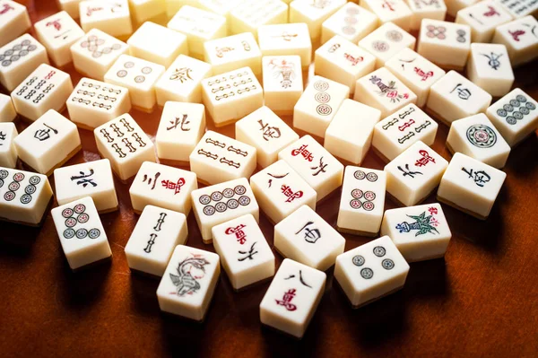 Wiele Starych Płytek Mahjong Drewnianym Stole Mahjong Starożytna Plansza Azjatycka — Zdjęcie stockowe