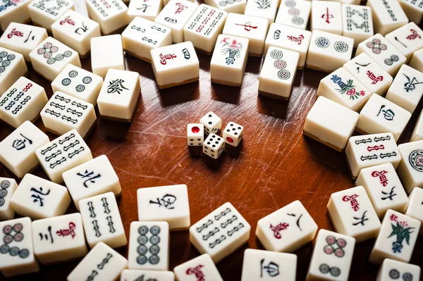 Molte Vecchie Piastrelle Mahjong Sul Tavolo Legno Mahjong Antico Gioco — Foto Stock