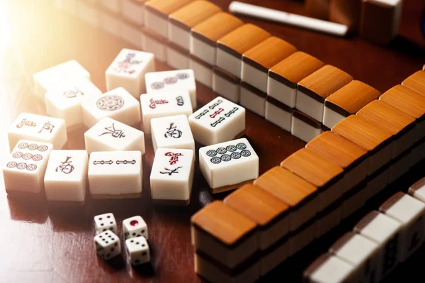 Banyak Ubin Mahyong Tua Atas Meja Kayu Mahjong Adalah Permainan — Stok Foto
