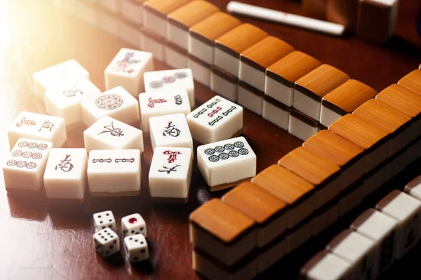 Molte Vecchie Piastrelle Mahjong Sul Tavolo Legno Mahjong Antico Gioco — Foto Stock