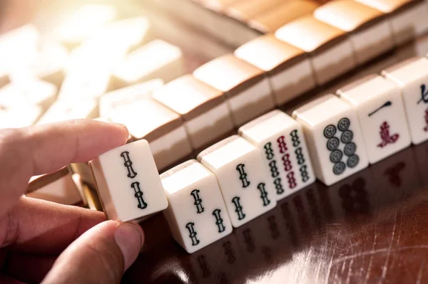 Playing Mahjong Wooden Table Mahjong Ancient Asian Board Game — Stockfoto