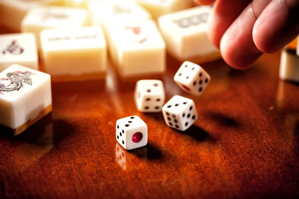 O mahjong na mesa antigo jogo de tabuleiro asiático fecha a imagem