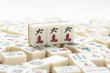 Mahjong oyunu için malzemeler. Mahjong eski bir Asya masa oyunudur..