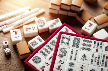 Mahjong oyunu için malzemeler. Mahjong eski bir Asya masa oyunudur..