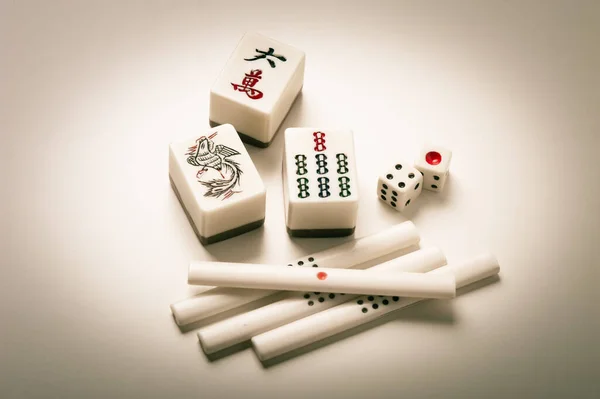 o mahjong na mesa antigo jogo de tabuleiro asiático close-up