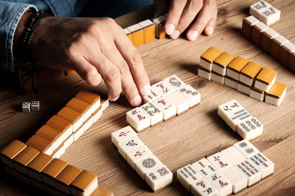 Gra Mahjonga Drewnianym Stole Mahjong Starożytna Plansza Azjatycka Gry — Zdjęcie stockowe