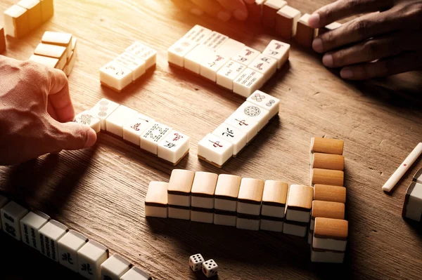 O mahjong na mesa antigo jogo de tabuleiro asiático fecha a imagem