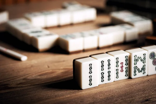 Jugando Mahjong Mesa Madera Mahjong Antiguo Tablero Asiático Juego — Foto de Stock