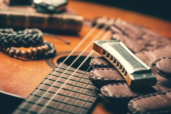 Vintage Wooden Harmonica Lying Old Acoustic Guitar — Stockfoto