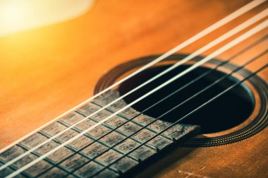 Soyut klasik gitar. Gitarın detaylarını sığ alan derinliğiyle kapat.