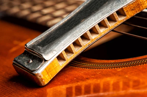 Vintage Wooden Harmonica Lying Old Acoustic Guitar — Stockfoto