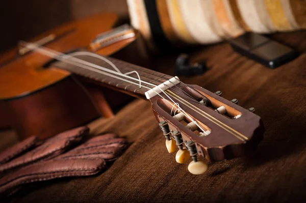 Vintage Klassieke Gitaar Met Gebroken Snaar Bank — Stockfoto