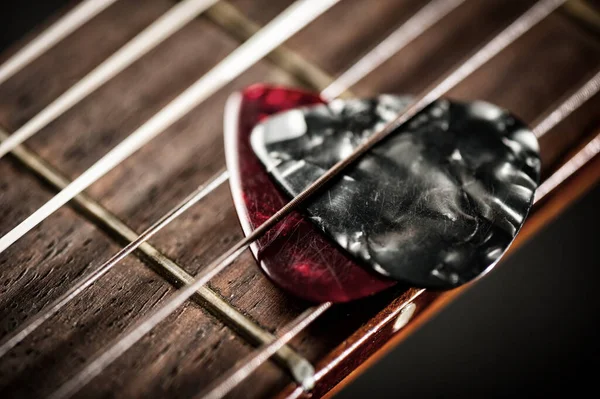 Nahaufnahme Gitarrenpick Auf Einer Alten Klassischen Gitarre Ein Gitarrenpick Ist — Stockfoto