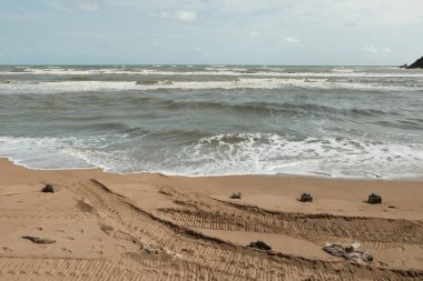 Sahildeki inşaat ve çöpler sahili itici kılıyor..