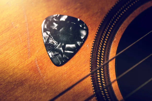 Closeup Gitaar Pick Een Oude Klassieke Gitaar Een Plectrum Een — Stockfoto