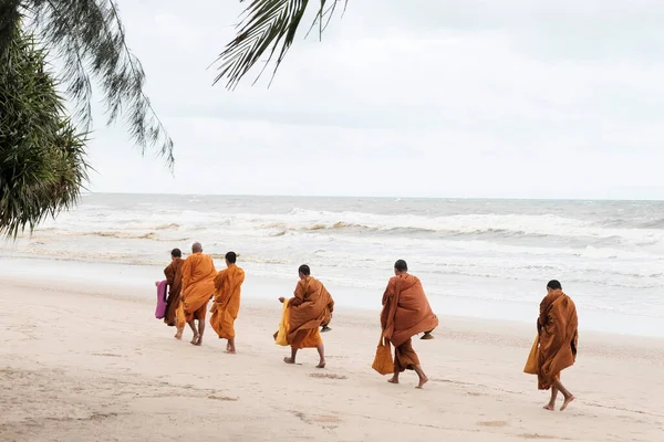 Monks Walking Chaolao Beach Receive Alms Giving Chaolao Beach Chanthaburi — Zdjęcie stockowe