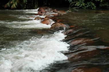 Tayland 'ın Chanthaburi eyaletindeki kayalıklarda güzel bir şelale..