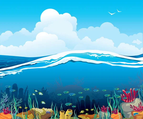 Seascape com criaturas subaquáticas e céu nublado — Vetor de Stock