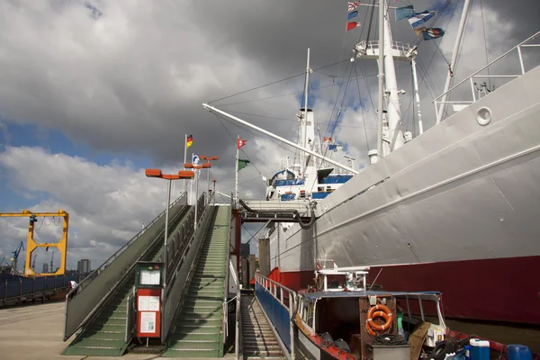 Bílá loď na nábřeží — Stock fotografie