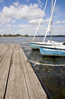 Göl kenarında iki mavi yatlar