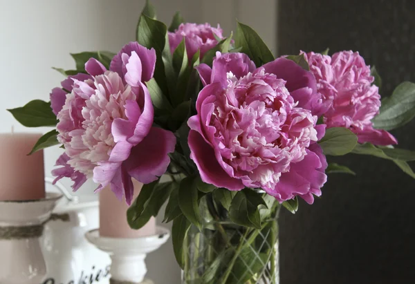 Bouquet of peonies on the table — Stock Photo, Image