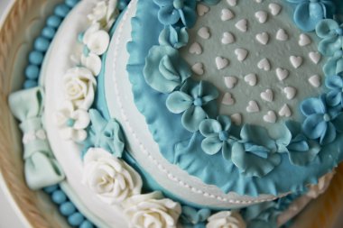 Güllü düğün pastası