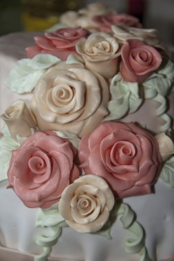 Güllü düğün pastası 