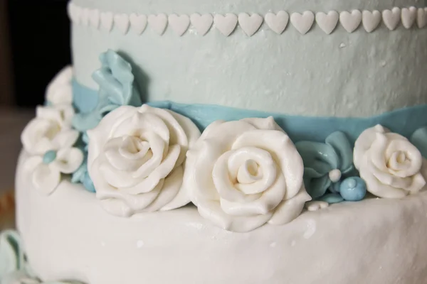 Весільний торт з трояндами — стокове фото