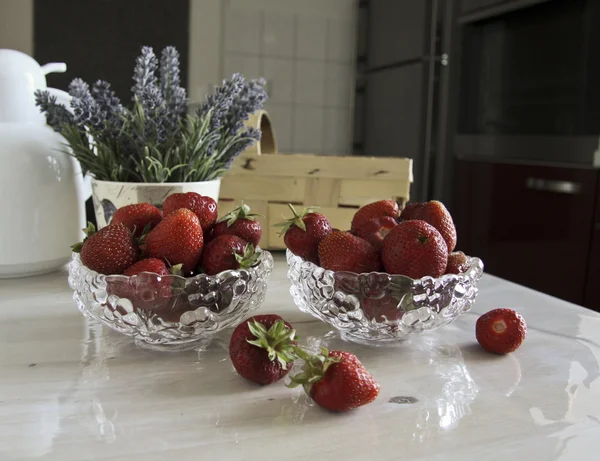 Stilleben med jordgubbar och blommor — Stockfoto