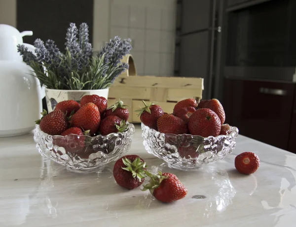 Nature morte aux fraises et fleurs — Photo