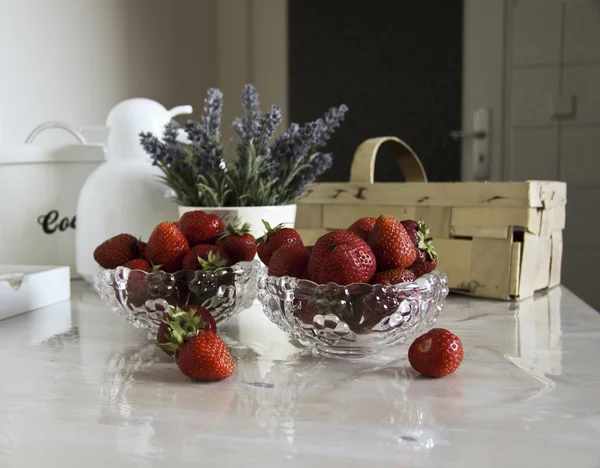 Stillleben mit Erdbeeren und Blumen — Stockfoto