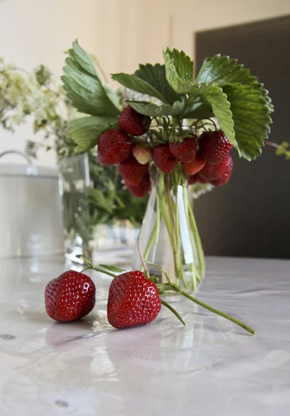 Fraises et fleurs sur la table — Photo