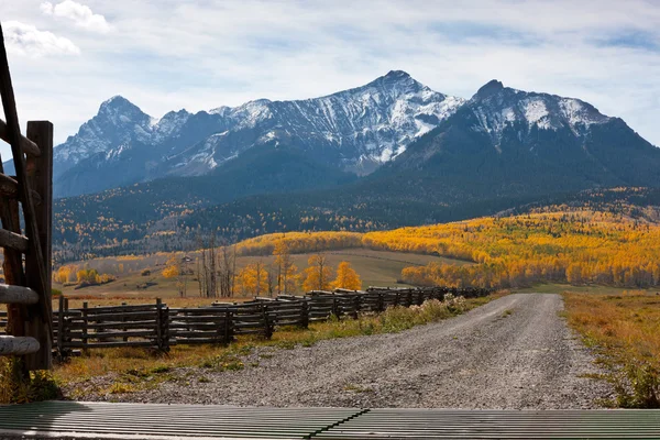 Gravel Road Leading to Mountains — Stock Photo, Image