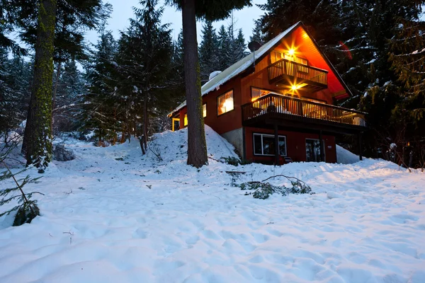 Cabin in Woods at Dusk — Stock Photo, Image