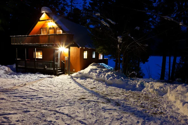 gece karanlığında ormanda kabin