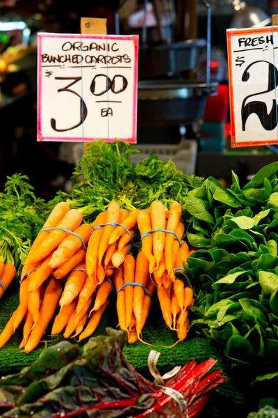 Bio-Karotten auf dem Markt — Stockfoto