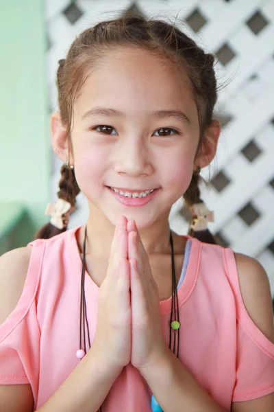 Detailní portrét roztomilá dívka modlí — Stock fotografie