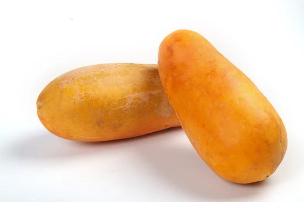 Het oranje papaya is niet peel op een witte achtergrond — Stockfoto