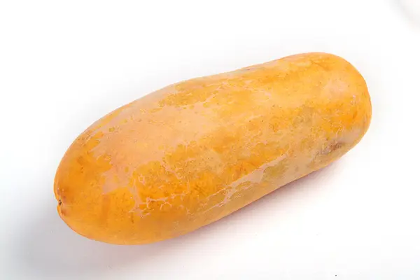 Het oranje papaya is niet peel op een witte achtergrond — Stockfoto