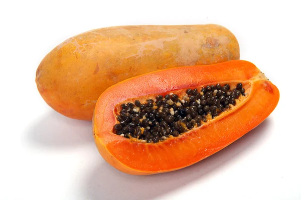 Cortar la papaya mostrando las semillas dentro — Foto de Stock
