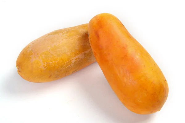 Het oranje papaya is niet peel op een witte achtergrond — Stockfoto