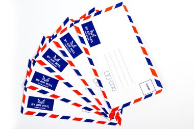 Beyaz arka plan üzerinde izole hava posta zarfı