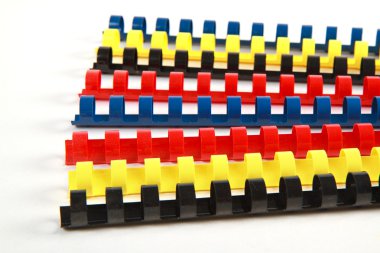 renkli plastik çoklu halka kağıt bağlama omurga üzerinde beyaz backgro
