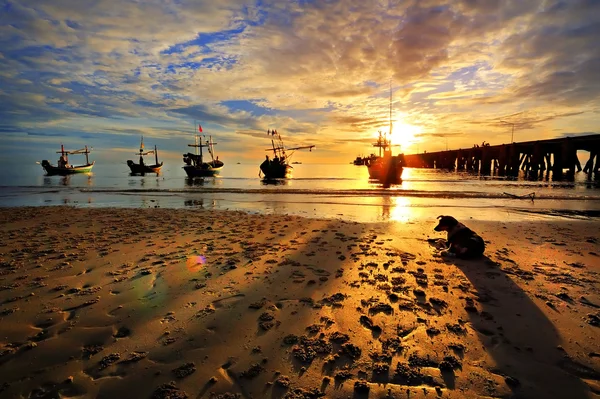 Barco de pesca Hua-Hin playa al amanecer . —  Fotos de Stock