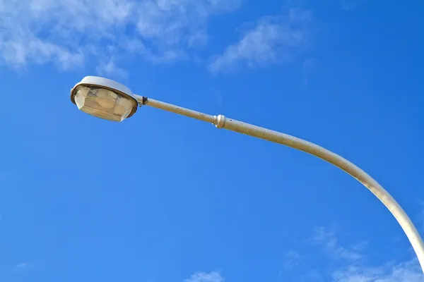 Street lamps aligned with beautiful blue sky in background — Stock Photo, Image