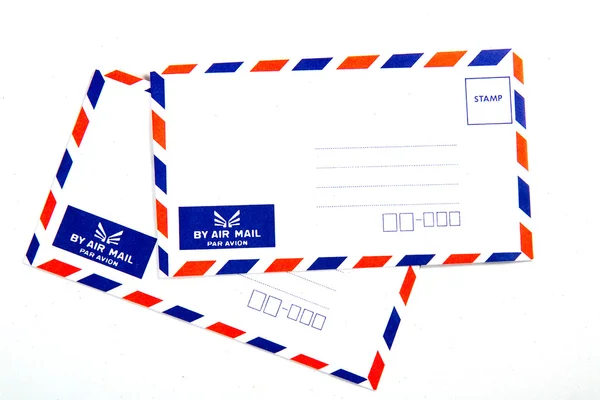Enveloppe de courrier aérien isolé sur fond blanc — Photo