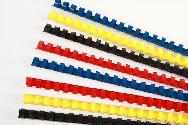 Färgglada plast flera ring papper bindande ryggraden på vit backgro — Stockfoto