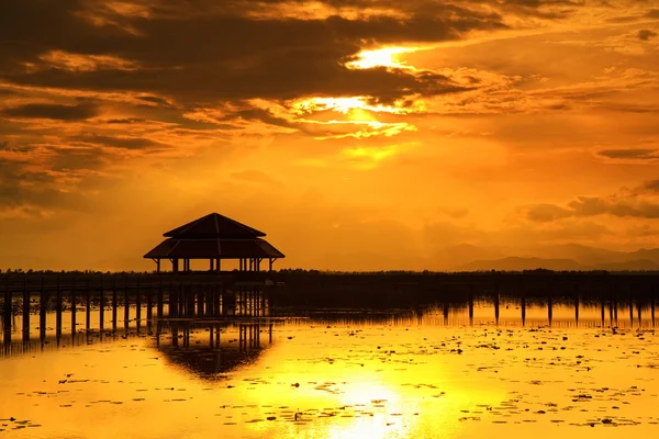 Lotus Lake é um lugar turístico ao pôr-do-sol. Tailândia . — Fotografia de Stock